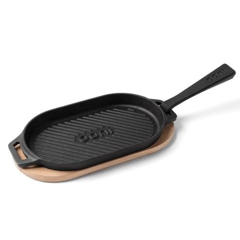Ooni - Bistecchiera ovale con manico in ghisa e supporto in legno 31 cm