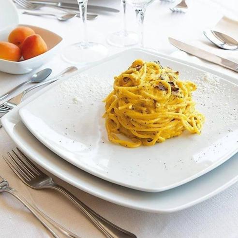 Saturnia - Piatto fondo singolo quadrato in ceramica linea Tokio da 21 cm