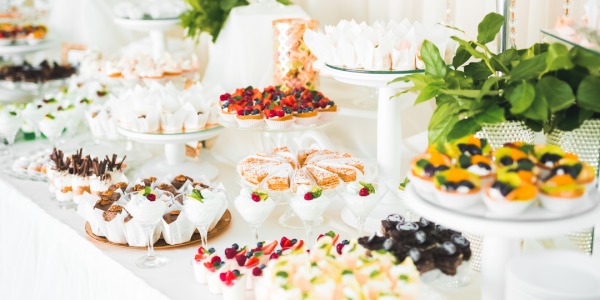 Festa in casa? Ecco come addobbare un tavolo da buffet originale!