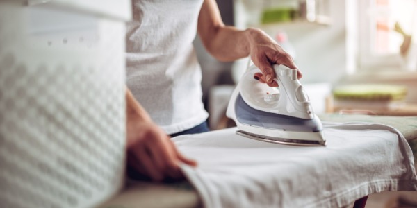 Ferro da stiro con caldaia o senza? Consigli per chi deve acquistare