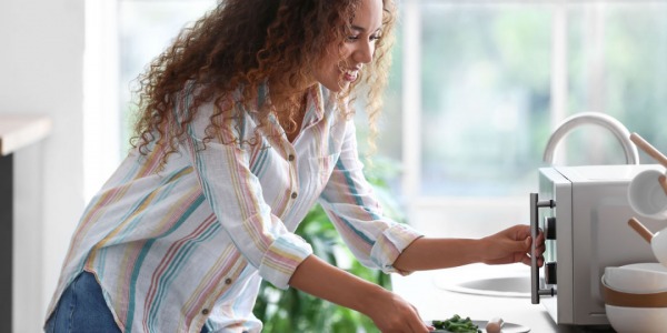 Meglio forno elettrico o microonde? 5 differenze da considerare 