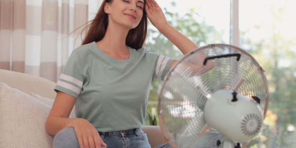 Caldo in arrivo: meglio scegliere un ventilatore a torre o piantana?