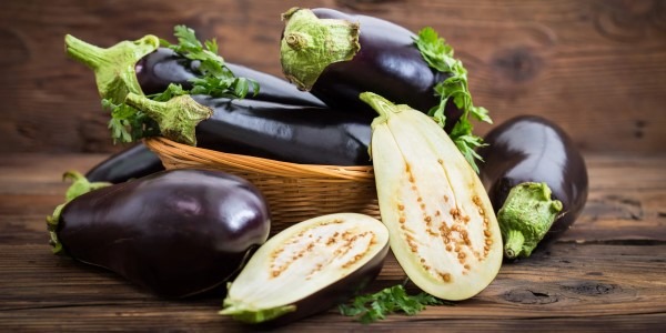 L'arte culinaria delle melanzane: Taglio, cottura e conservazione ottimali con strumenti di qualità