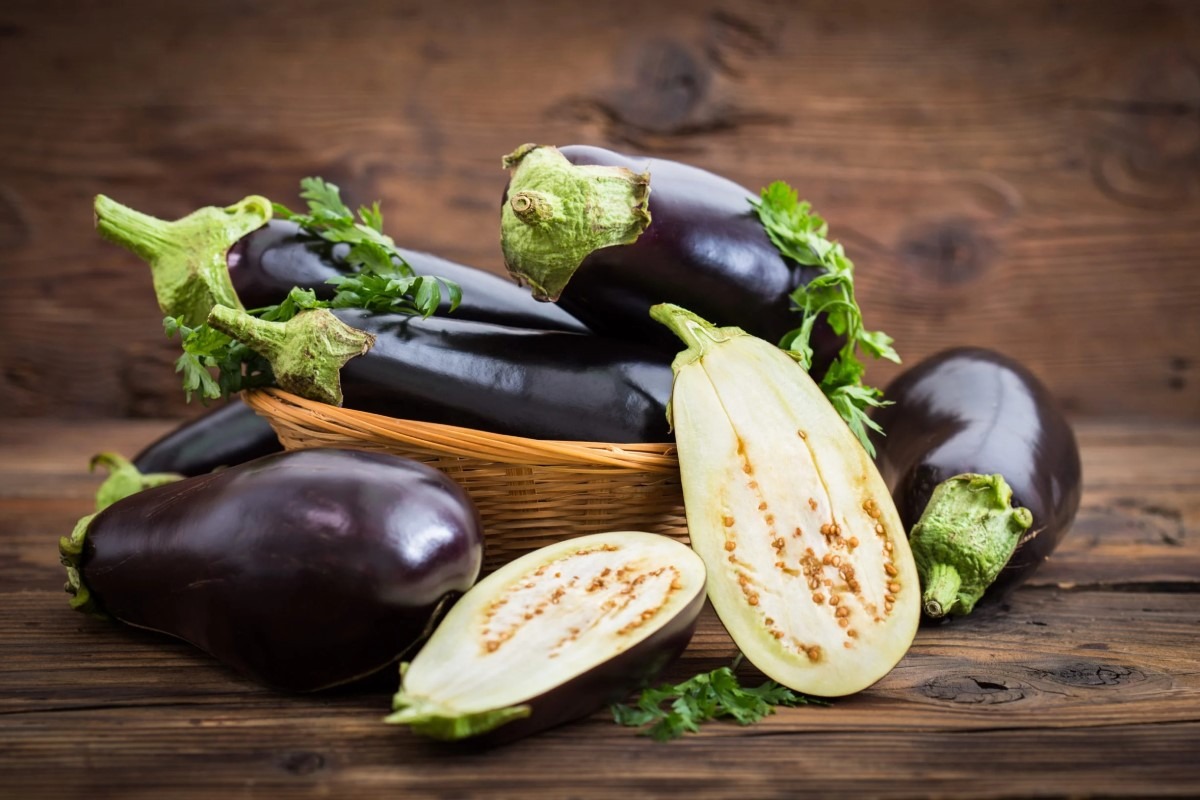 L'arte culinaria delle melanzane: Taglio, cottura e conservazione ottimali con strumenti di qualità